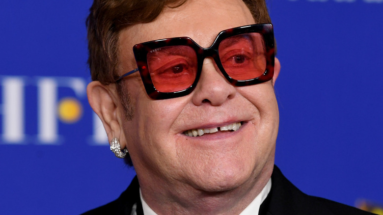 Elton John sorride