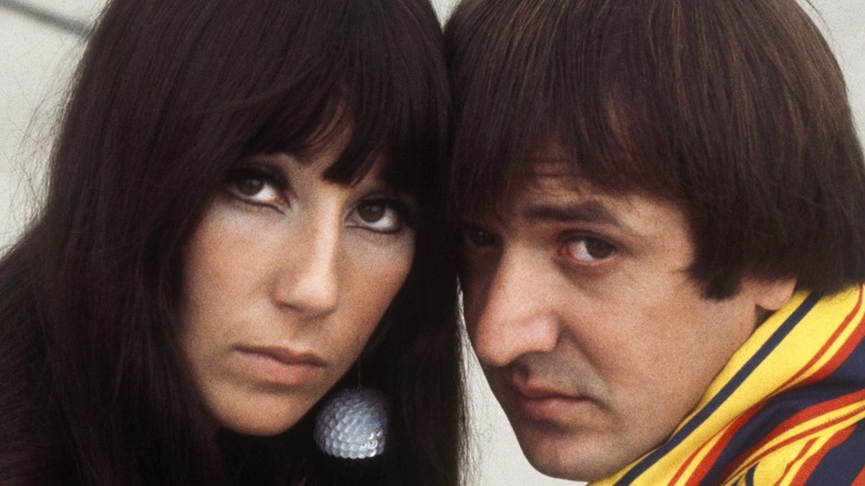 Sonny e Cher appoggiano le teste l'una contro l'altra