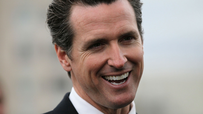 Gavin Newsom sorride a un evento