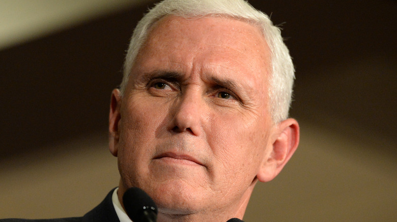 Mike Pence guarda in alto