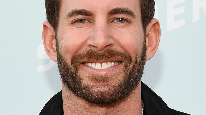 Tarek El Moussa sorridente sul red carpet 