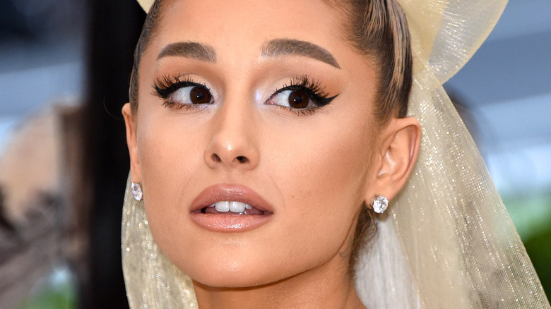 Ariana Grande con rossetto nude