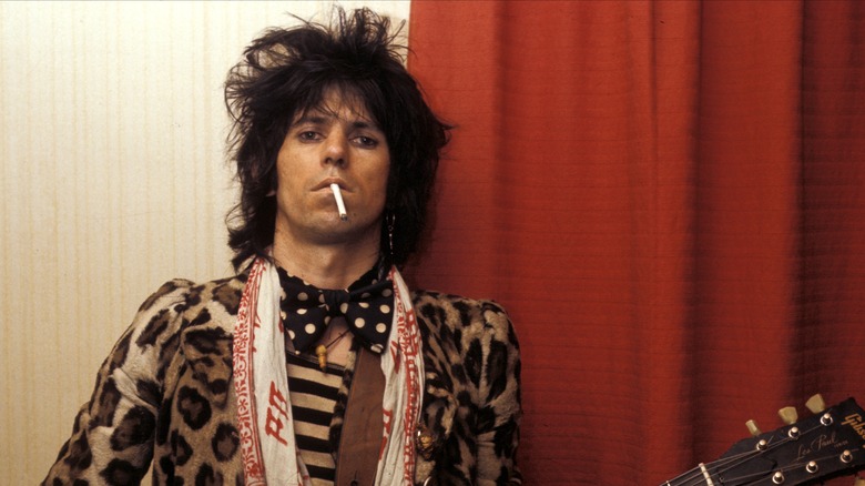 Keith Richards fuma una sigaretta