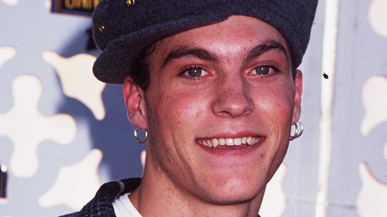 Un giovane Brian Austin Green che indossa un cappello