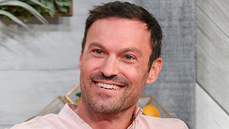 Brian Austin Green indossa una maglietta rosa