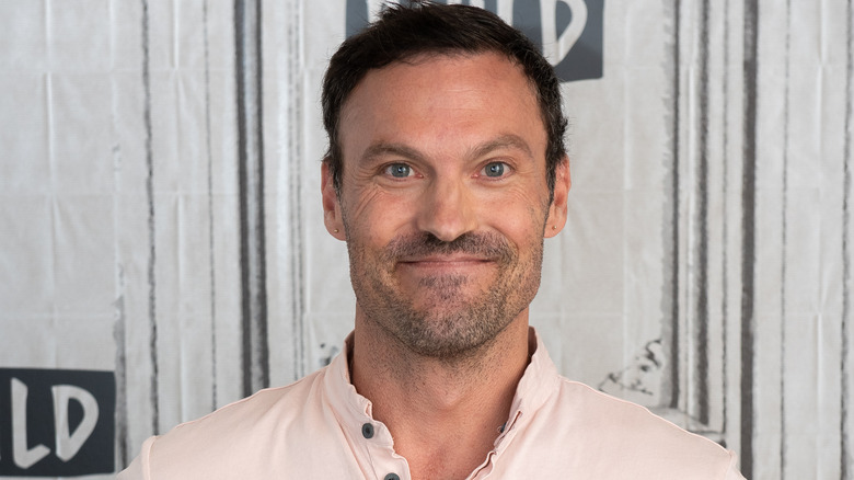 Brian Austin Green sorride con le labbra chiuse