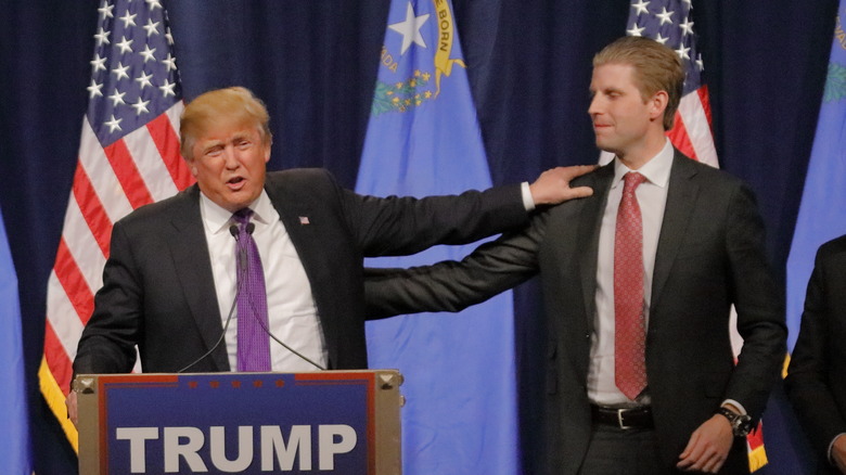 Donald Trump ed Eric Trump si abbracciano