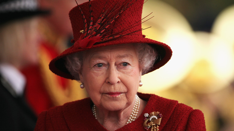 Cappello rosso della regina Elisabetta