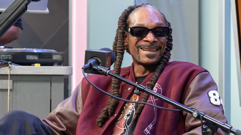 Snoop Dogg sorride durante un'intervista