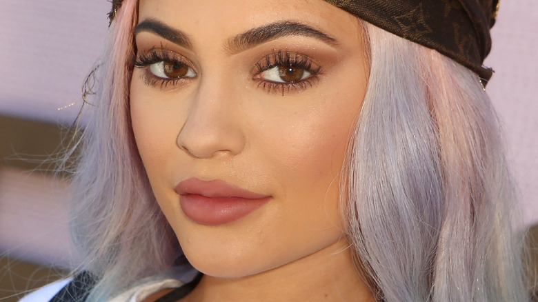 Kylie Jenner con espressione piatta 