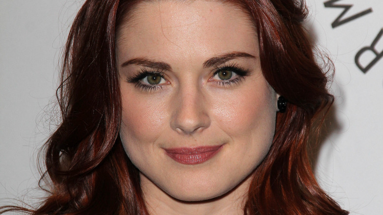 Alexandra Breckenridge sorride