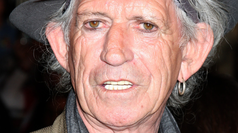 Keith Richards guarda la telecamera