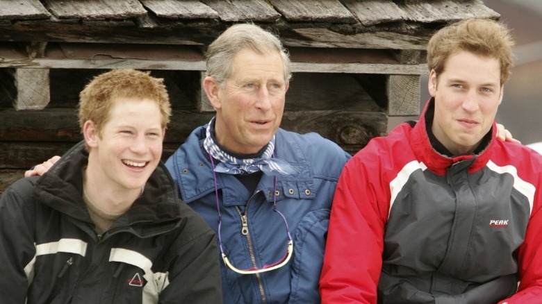 Il principe Harry, il principe Carlo e il principe William sorridono