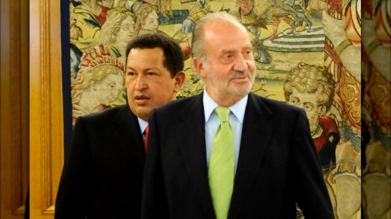 Hugo Chavez dietro il re Juan Carlos