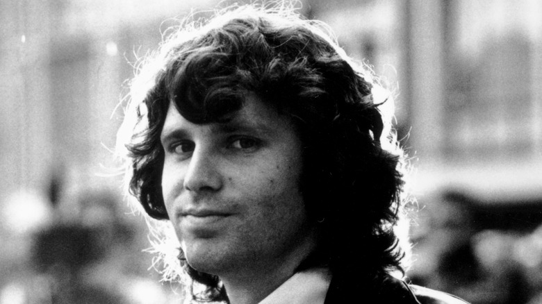 Jim Morrison in posa per una foto