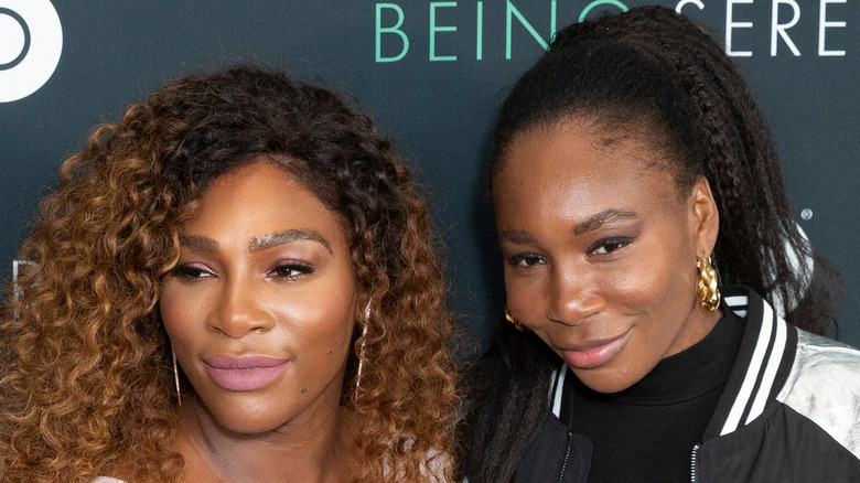Venus e Serena Williams sorridono