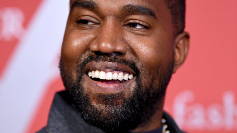 Kanye West sorride