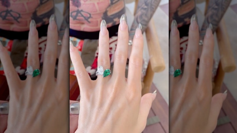 La mano di Megan Fox che indossa il suo anello di fidanzamento