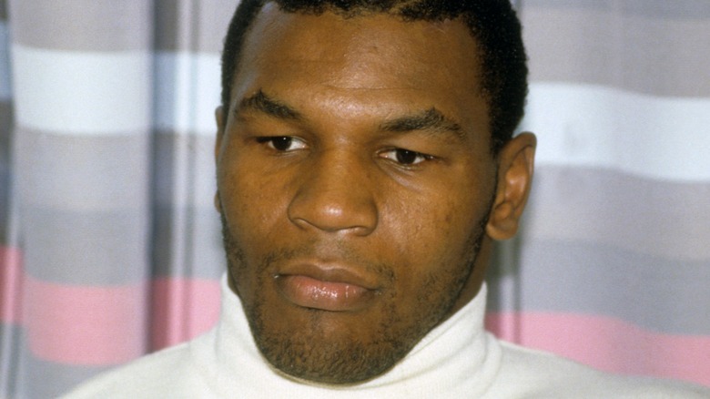 Mike Tyson indossa un dolcevita bianco