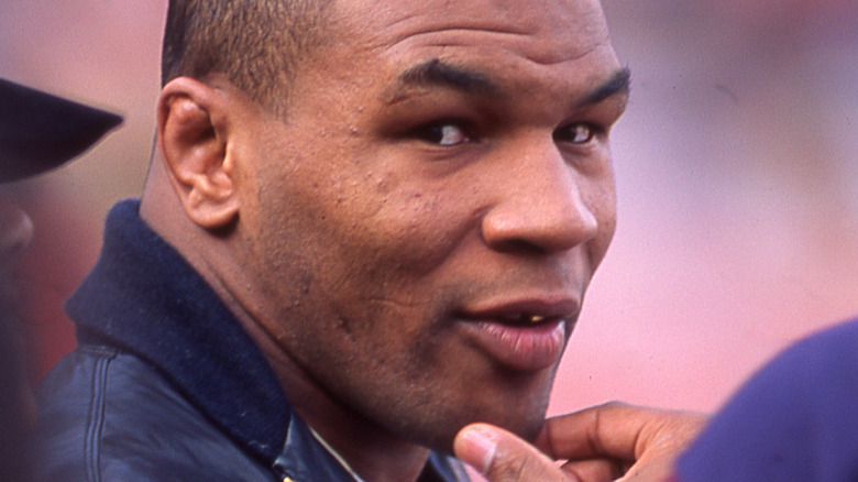 Mike Tyson con la mano sul mento