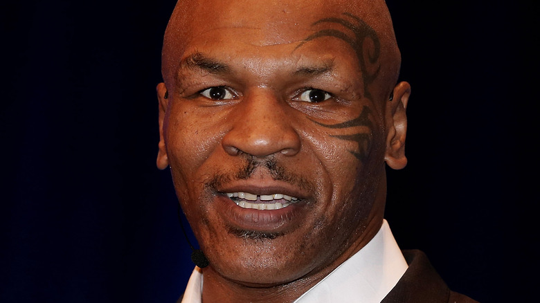 Mike Tyson fa un sorriso