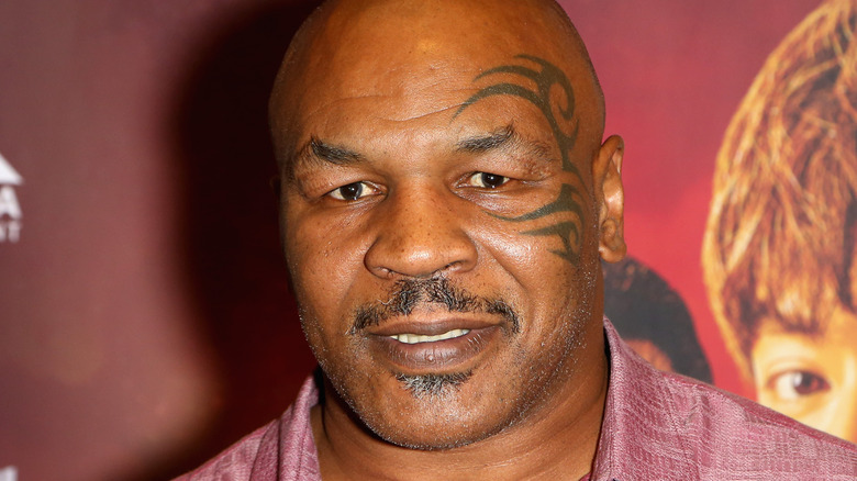 Mike Tyson vestito di viola