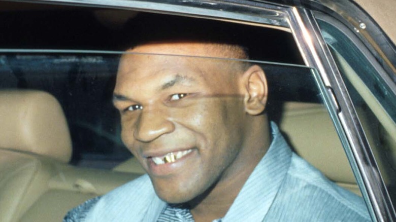 Mike Tyson all'interno di un'auto, sorridente