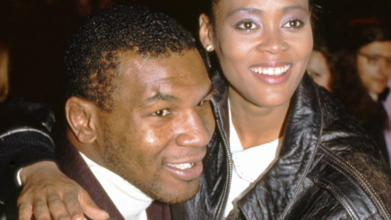 Mike Tyson in posa con Robin Givens