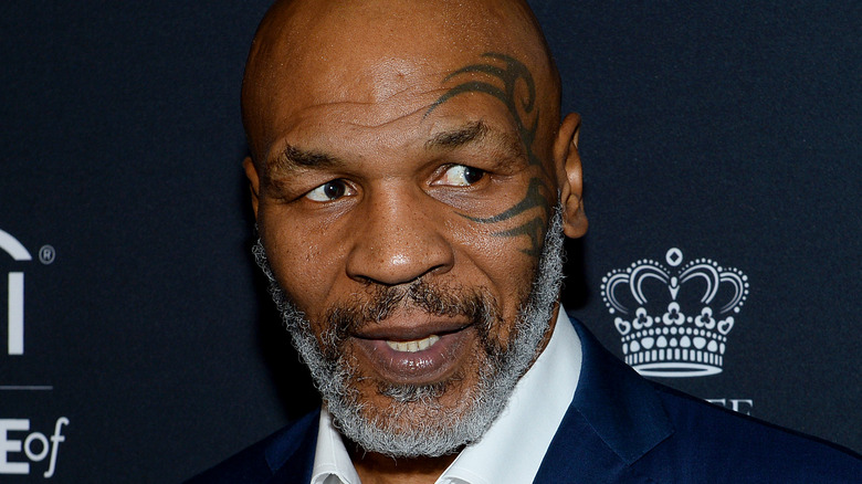 Mike Tyson distoglie lo sguardo