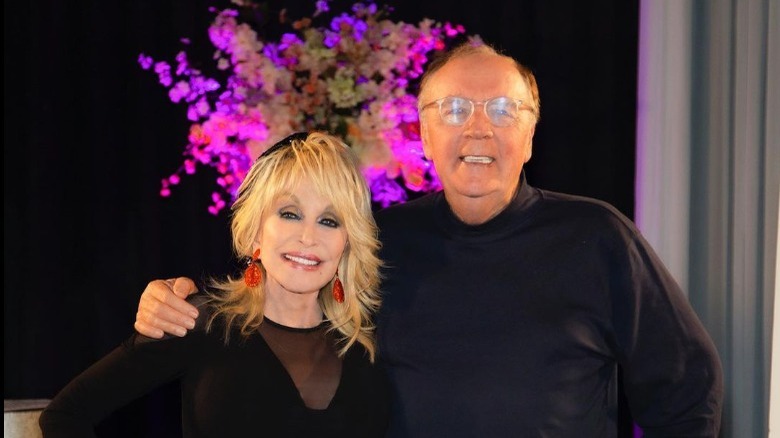 Dolly Parton e James Patterson sorridono per una foto