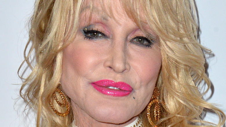 Dolly Parton sorride sul red carpet