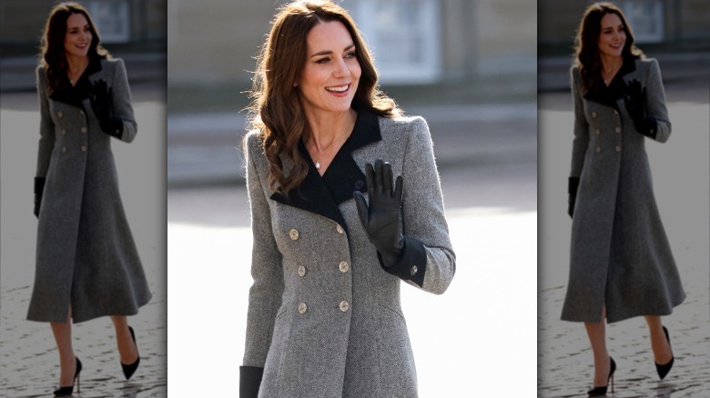 Kate Middleton indossa un cappotto grigio
