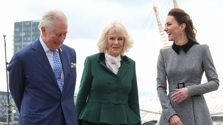 Il principe Carlo, la duchessa Camilla, Kate Middleton ridono