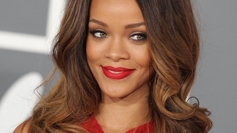 Rihanna sorridente