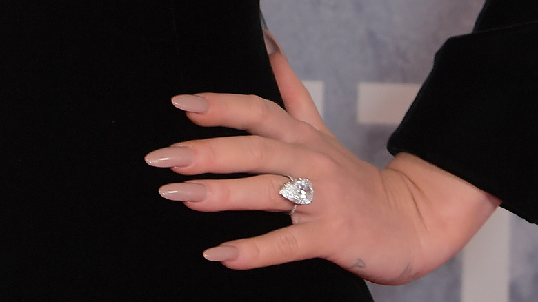 Adele indossa un anello di diamanti