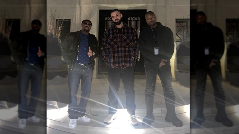 Drake in posa con Kanye e un'altra persona