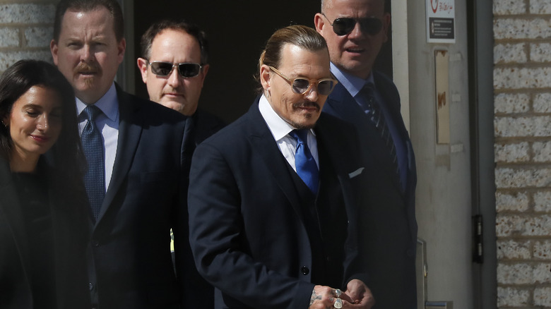 Johnny Depp esce dal tribunale
