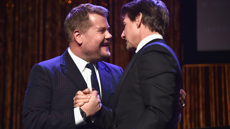 James Corden e Tom Cruise si danno la mano