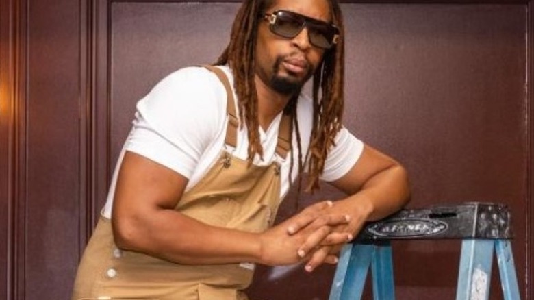 Salopette di Lil Jon con scale a pioli inclinate