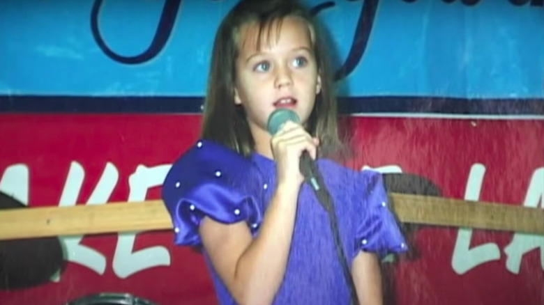La giovane Katy Perry canta
