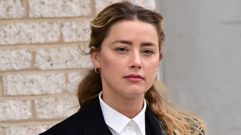 mber Heard si allontana fuori dal tribunale durante il processo civile di Johnny Depp e Amber Heard al Fairfax County Circuit Court