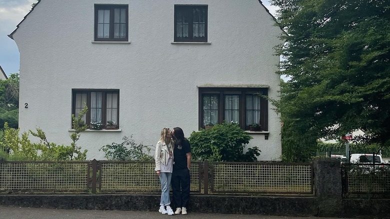 Heidi Klum e Tom Kaulitz davanti a una casa