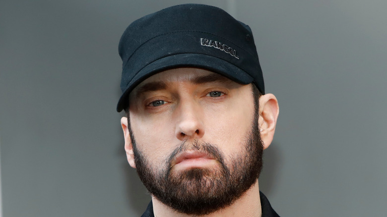 Eminem con il cappello nero