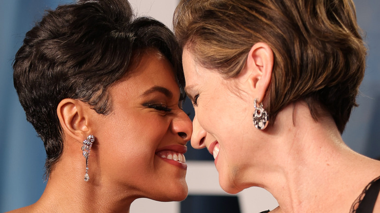 Ariana DeBose e Sue Makkoo condividono un dolce momento al Vanity Fair Oscar Party