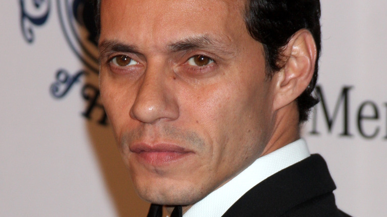 Marc Anthony con un'espressione seria