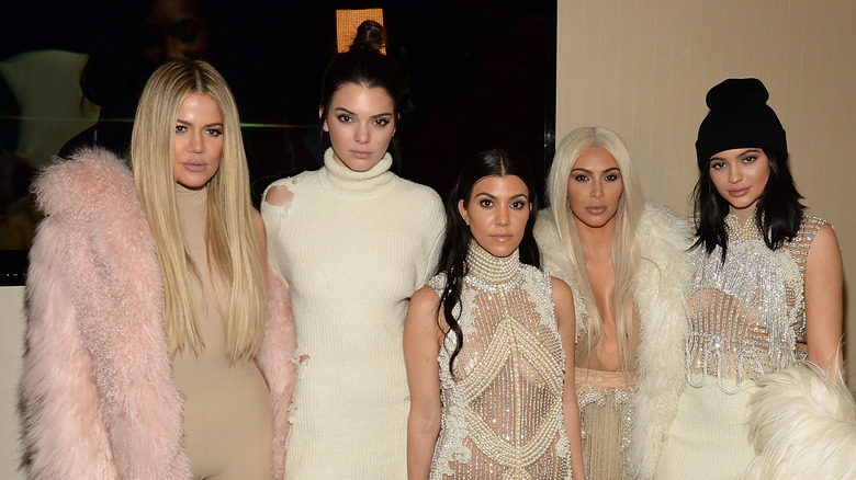 Ragazze Kardashian e Jenner in colori tenui