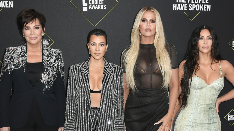 Kris Jenner, Kourtney Kardashian, Khloe Kardashian, Kim Kardashian sul tappeto rosso