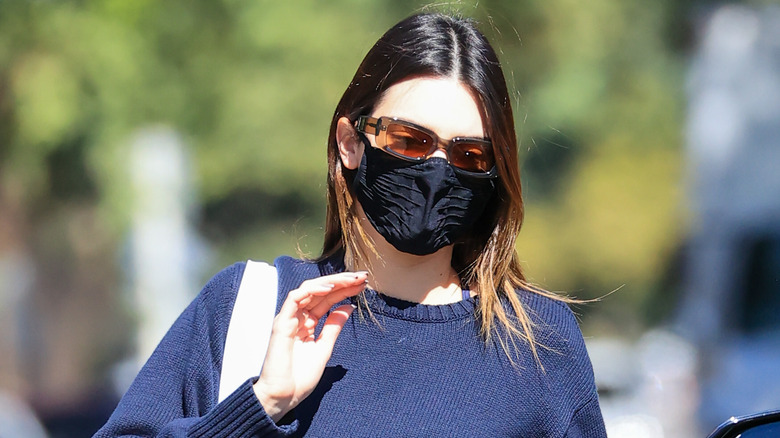 Kendall Jenner fuori dopo il Pilates durante il COVID, indossando la maschera