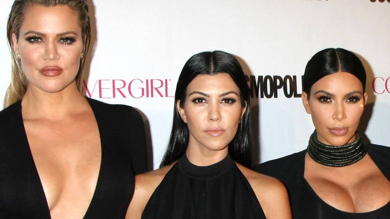 Khloé, Kourtney e Kim Kardashian in posa
