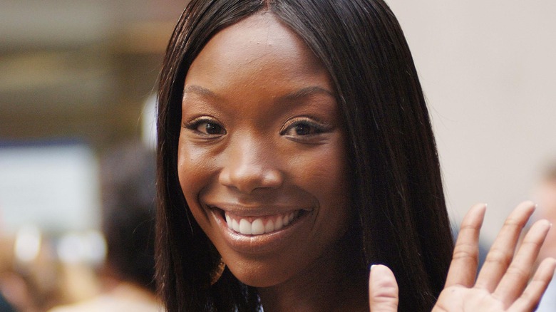 Brandy Norwood sorride e saluta